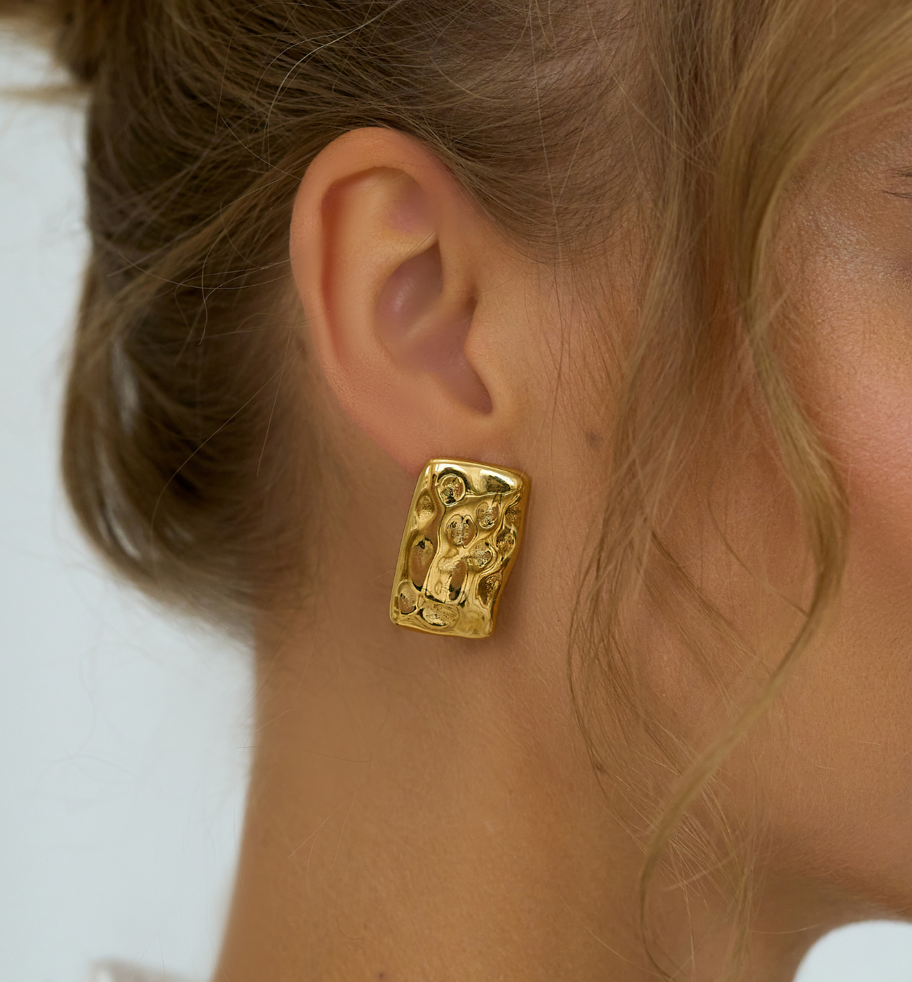 Kolczyki prostokątne gniecione złote duże - By Dziubeka