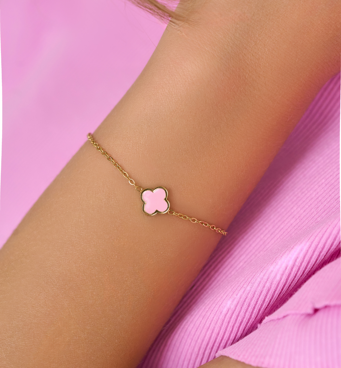 Bransoletka z koniczynką i różową emalią Heureux - By Dziubeka