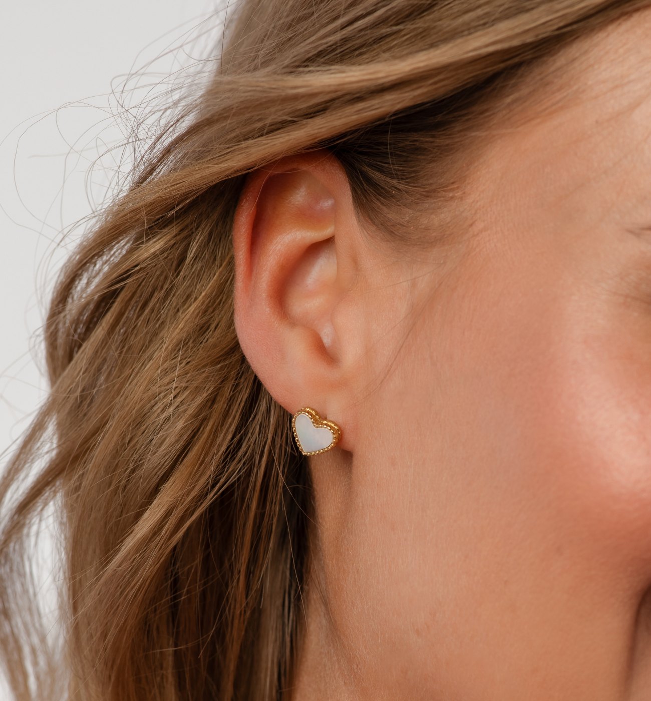 Kolczyki serca z masą perłową złote Metropolis Magic KSA1895