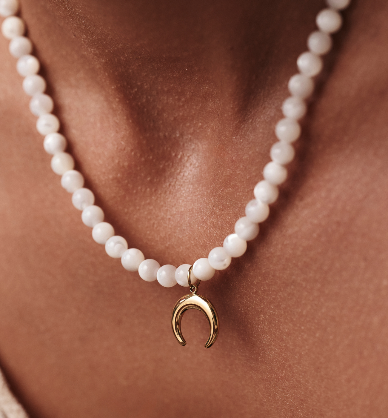 Naszyjnik z księżycem biały NPA1405