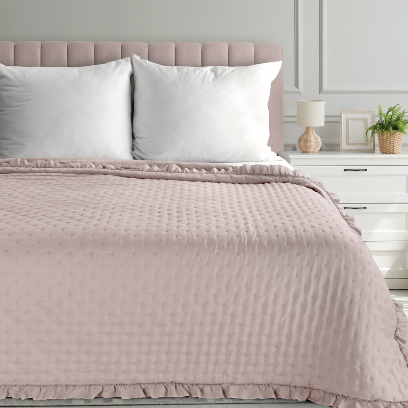 Narzuta na łóżko 220x240 cm pudrowa z falbaną LUCIA microfibra