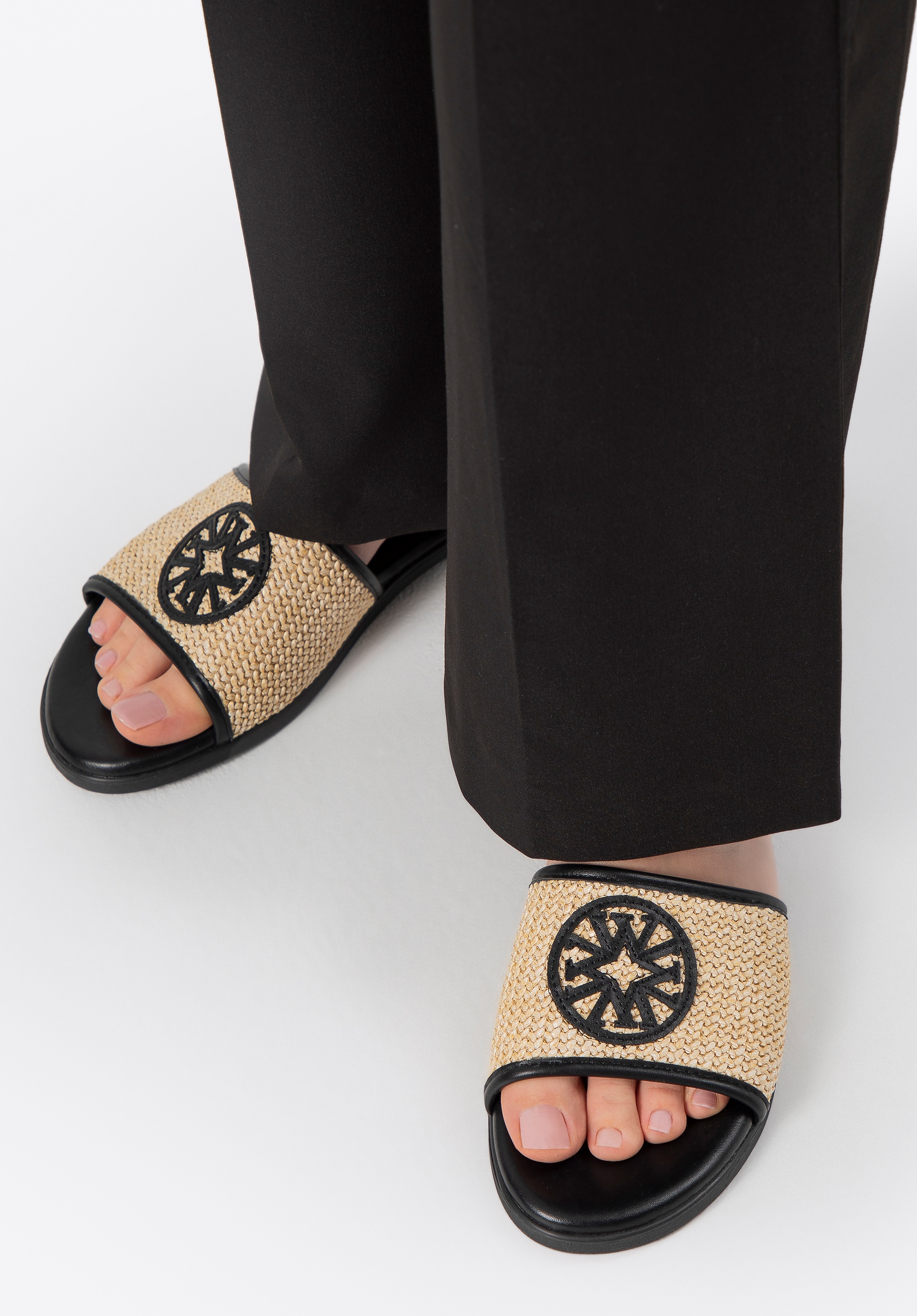 Dodatkowy rabat 25% - Damskie klapki z plecionej ekoskóry beżowo - czarne