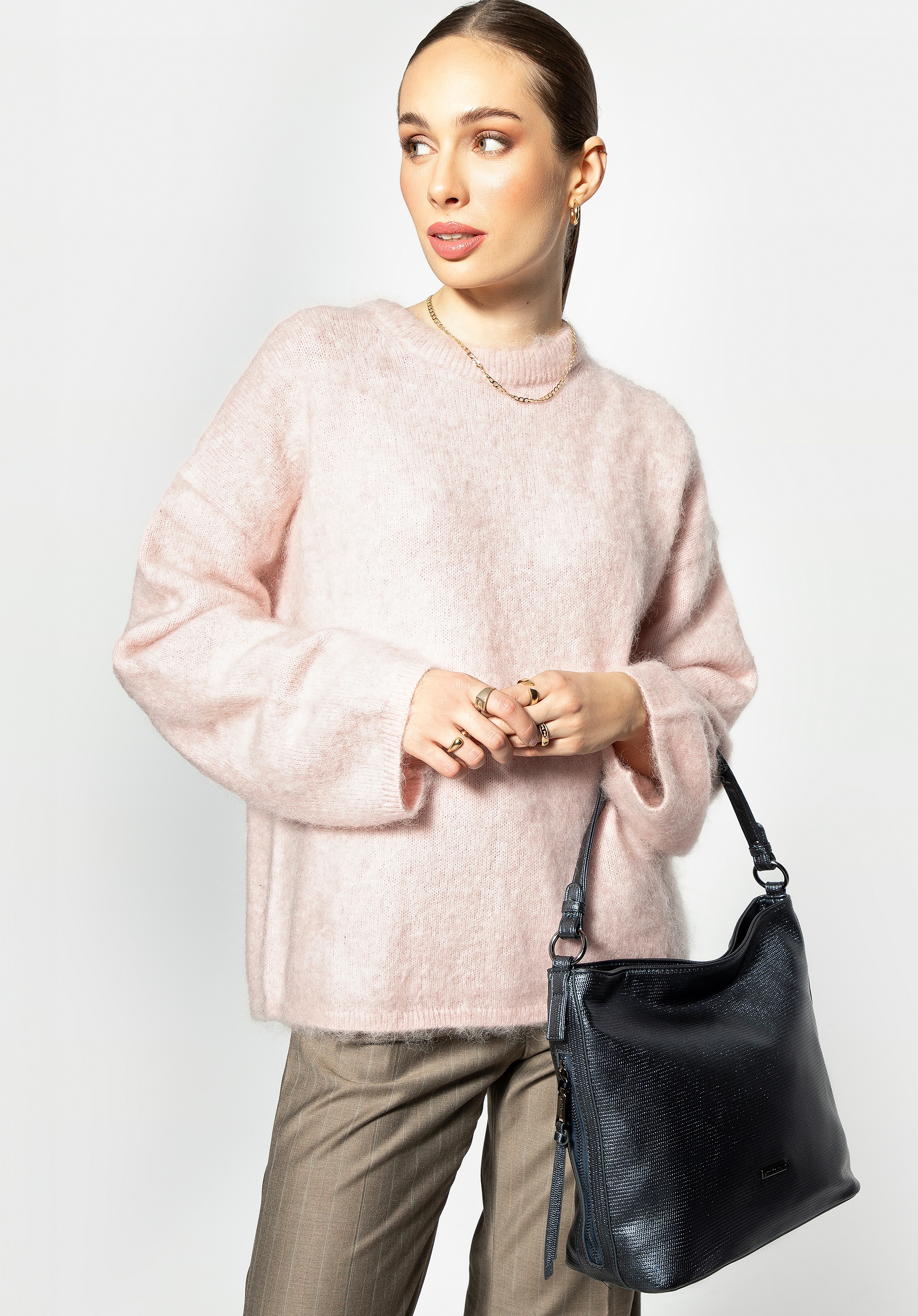 Dodatkowy rabat 25% - Damska torebka worek z ekoskóry połyskująca granatowa