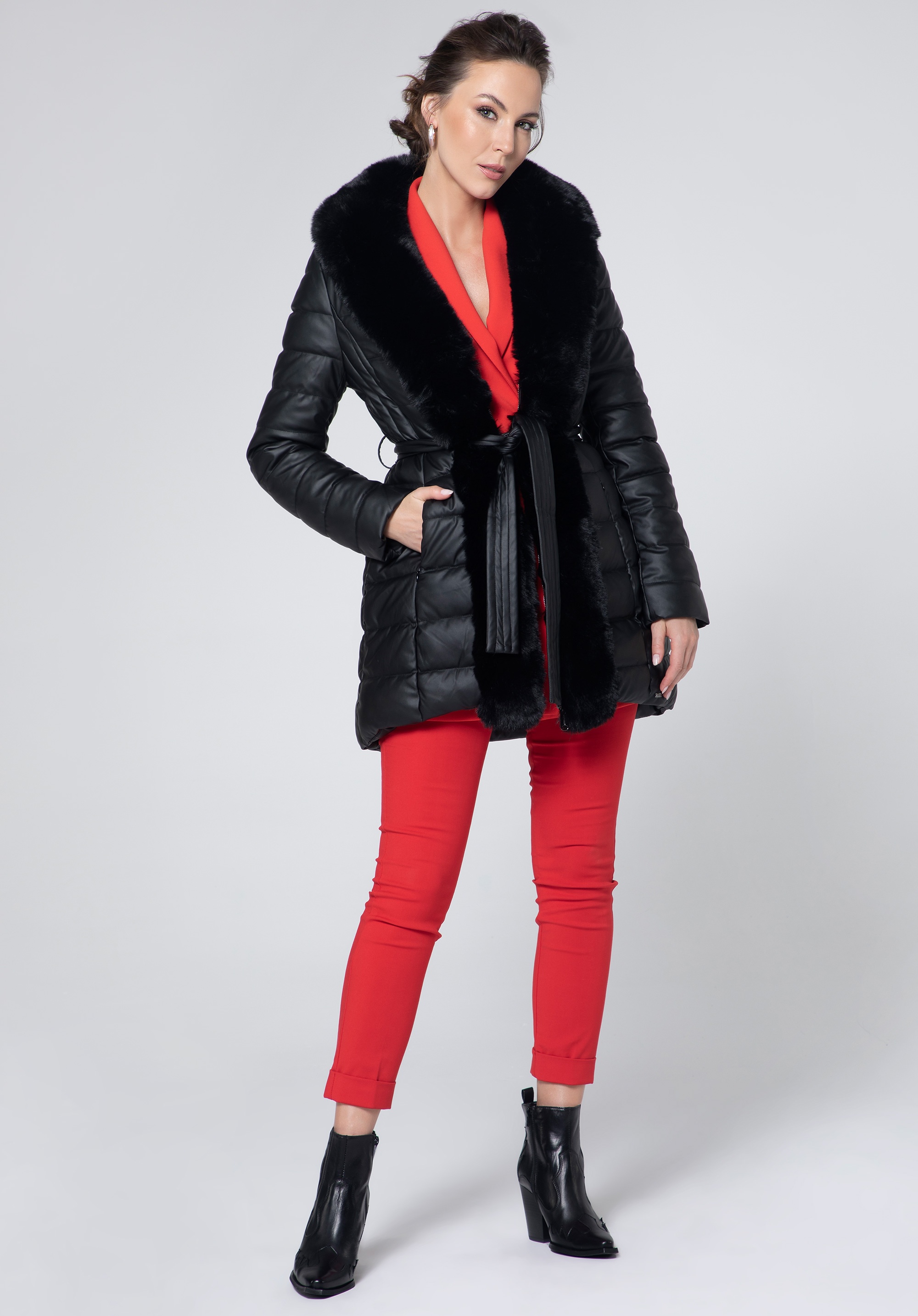 Dodatkowy rabat 25% - Damska kurtka z pikowanej ekoskóry z futerkiem czarna