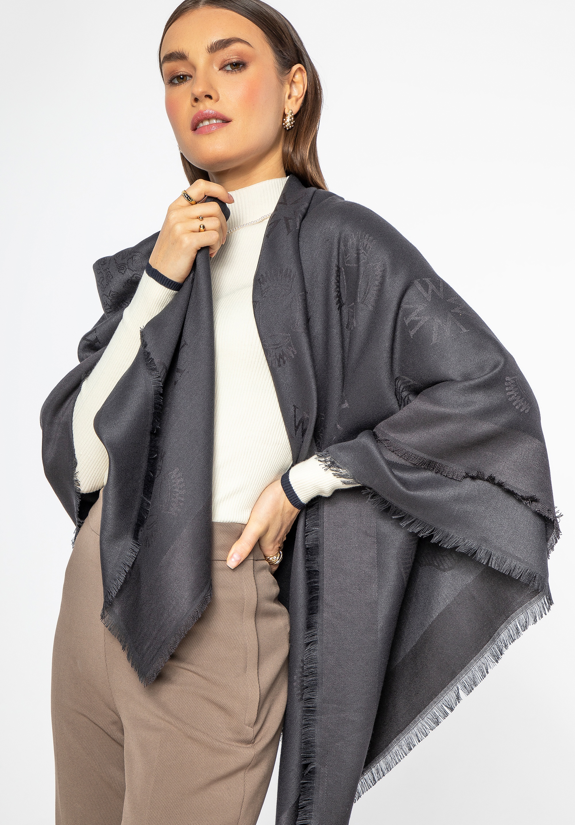 Damska chusta z bambusem tkana w monogram grafitowa