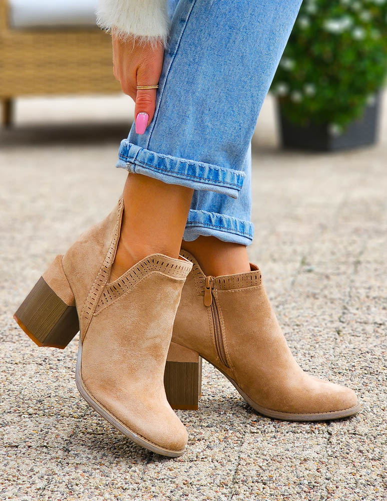 Beżowe Zamszowe Botki Na Obcasie z Wycięciem Fenny