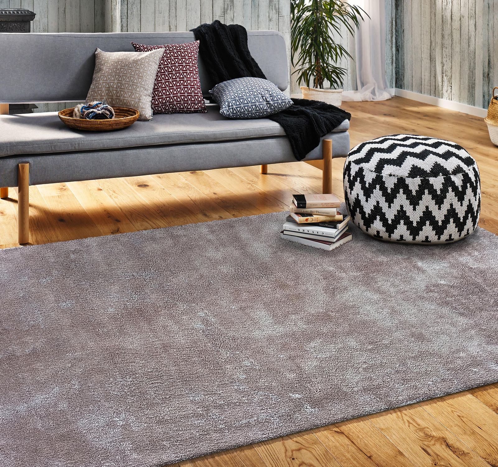 Miękki, pluszowy dywan Enzo- latte