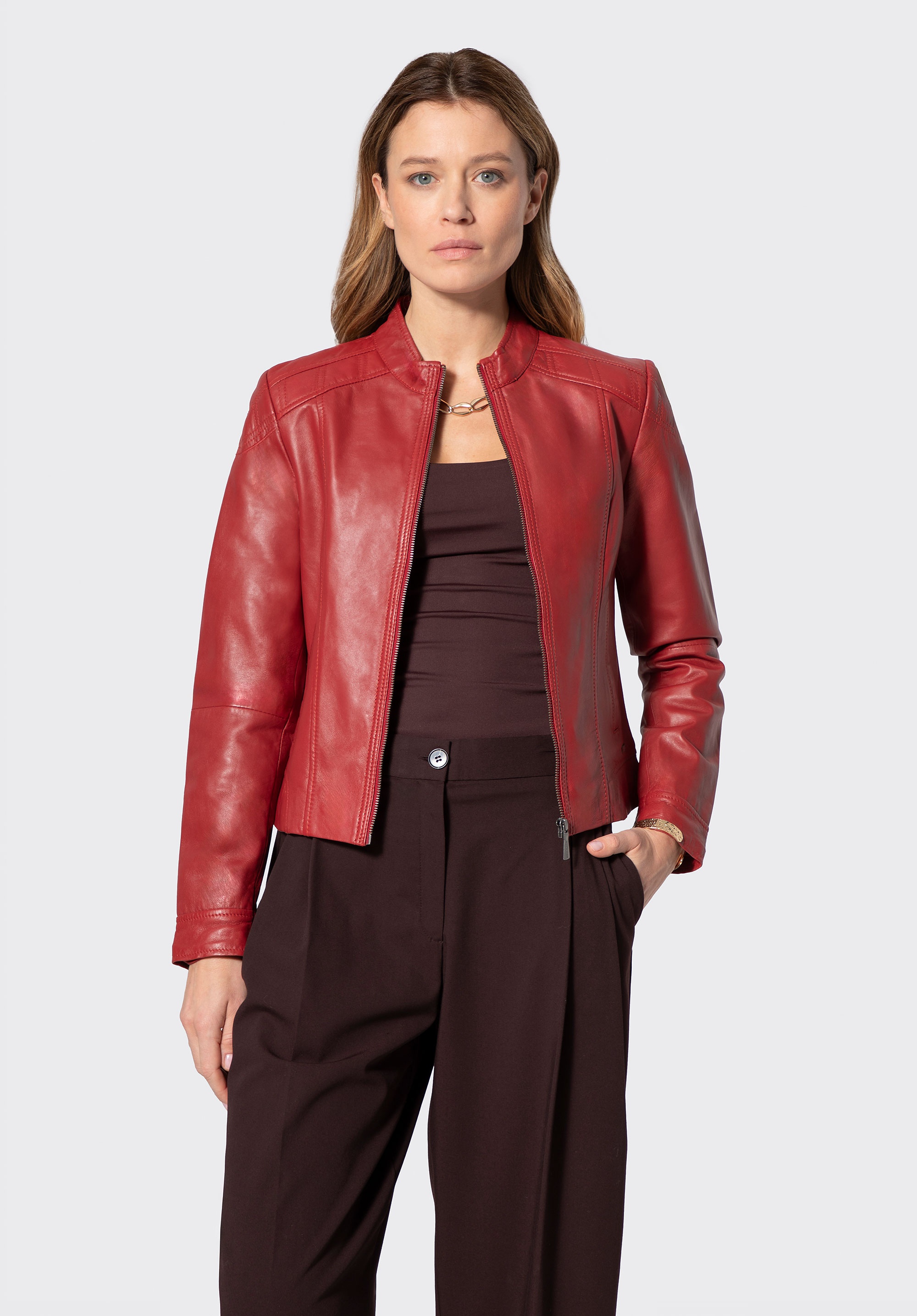 Klasyczna damska kurtka ze skóry czerwona