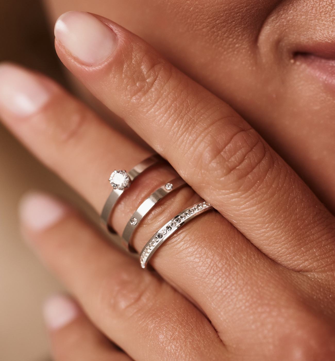 Zestaw trzech pierścionków w srebrnym wykończeniu z cyrkoniami PSY0122