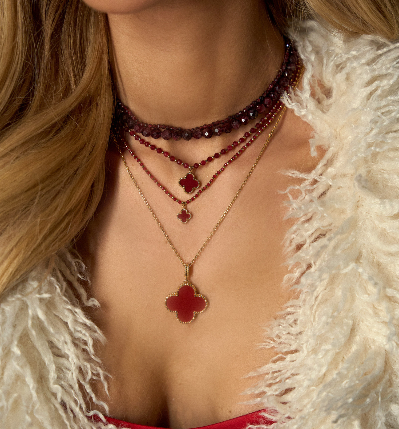 Naszyjnik z bordową koniczynką złoty NSY0383 - By Dziubeka