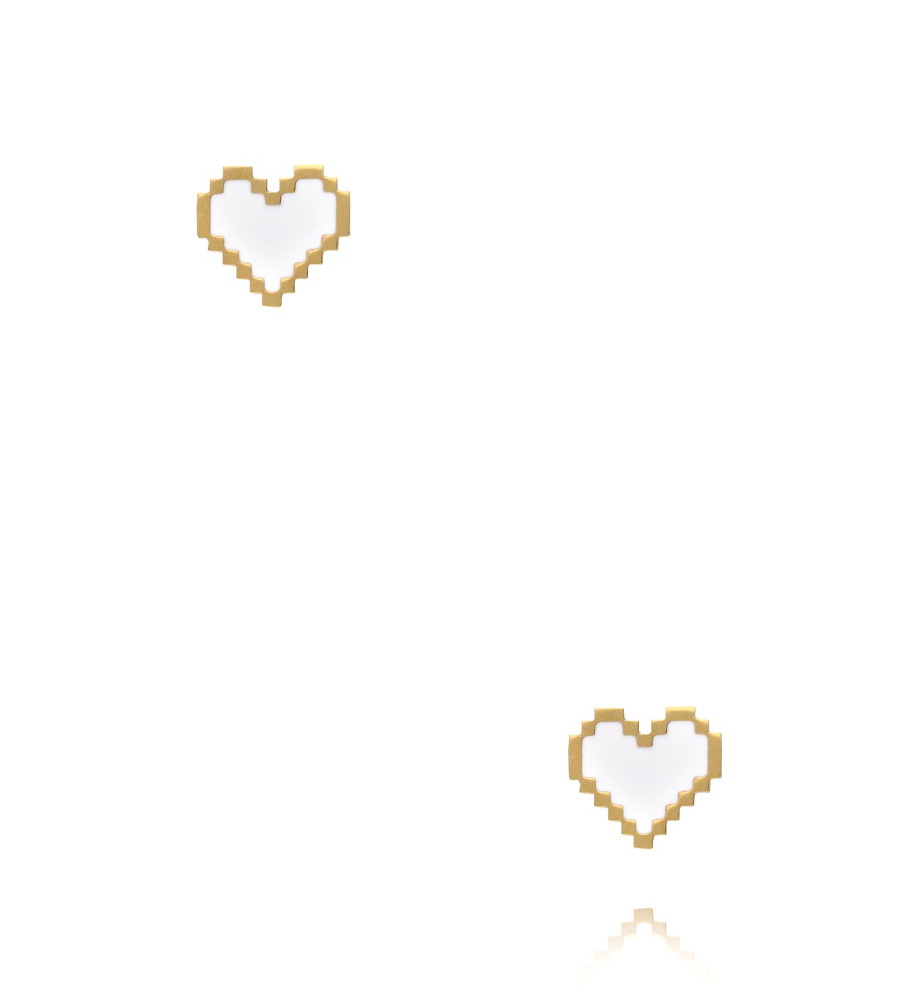Kolczyki sztyfty serca w stylu pixel z białą emalią KSY0715