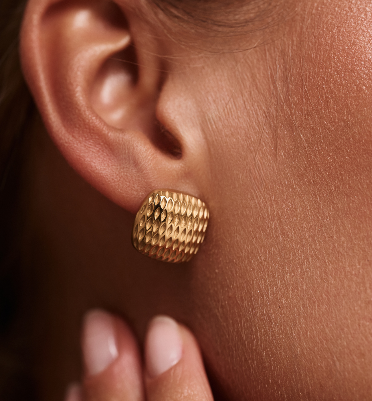 Kolczyki sztyfty kwadrat złoty młotkowany KSY0400 - By Dziubeka