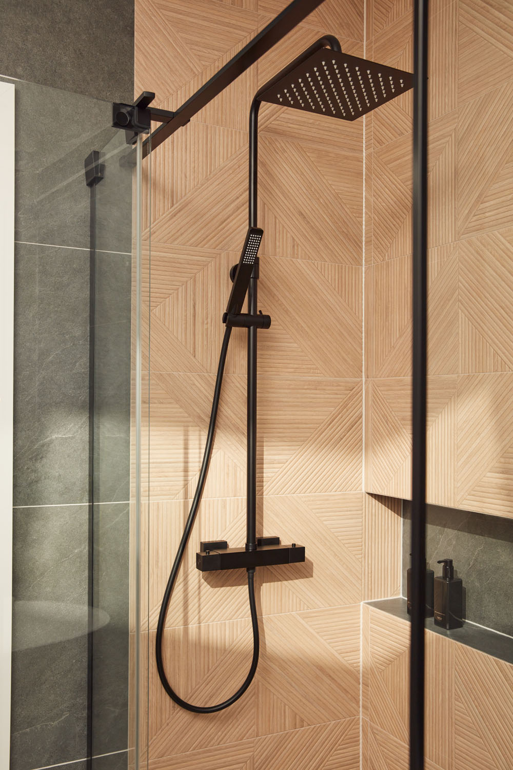 KFA Armatura Logon Black zestaw prysznicowy ścienny termostatyczny z deszczownicą czarny 5746-920-81