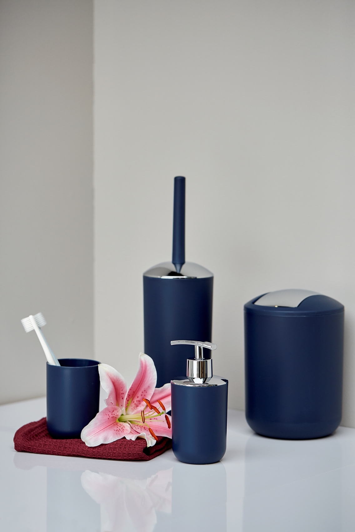 Wenko Brasil dozownik do mydła 320 ml granatowy 22519100