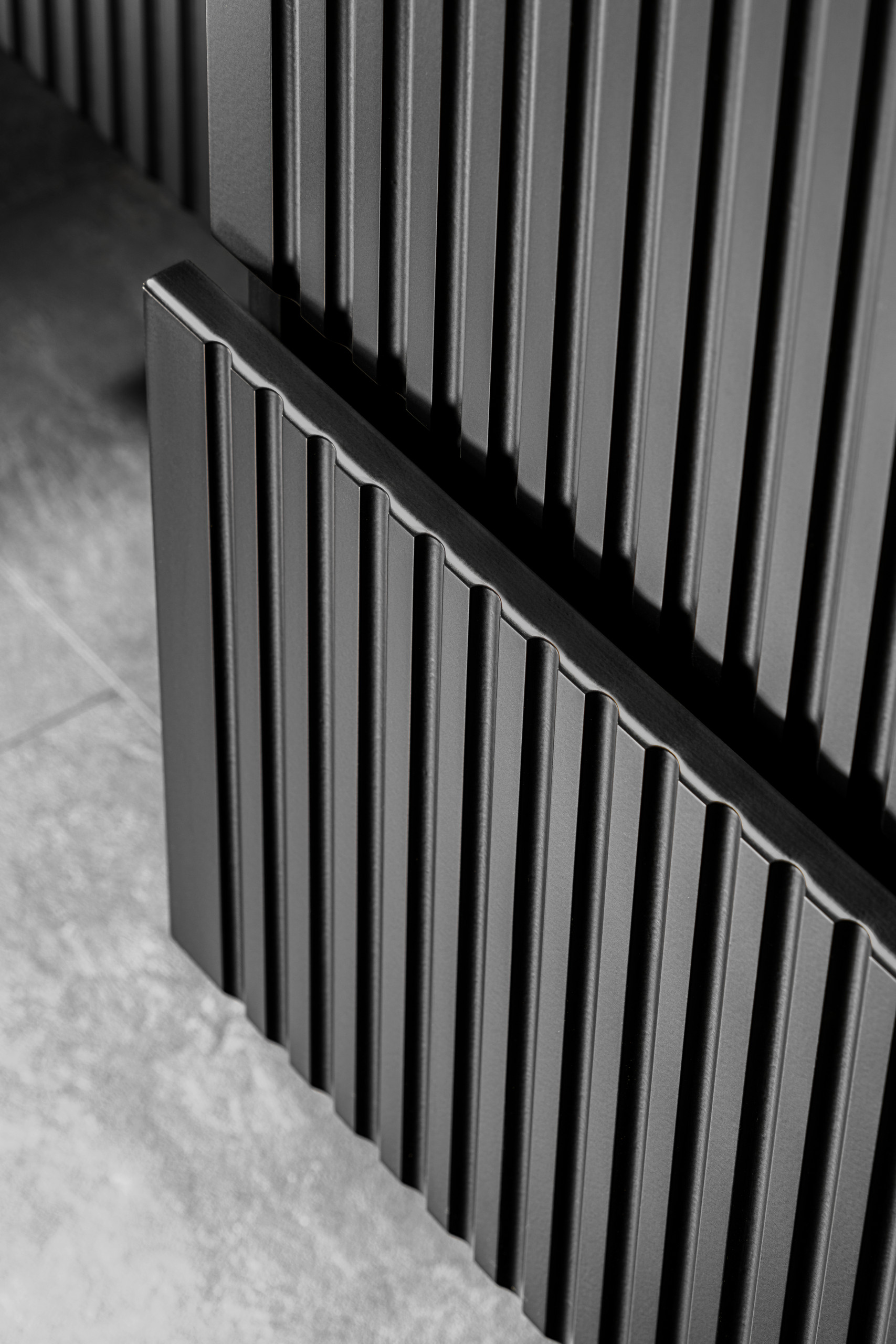 Comad Adel Black szafka 80x46x57 cm podumywalkowa wisząca czarna ADEL BLACK 82-80-B-2S