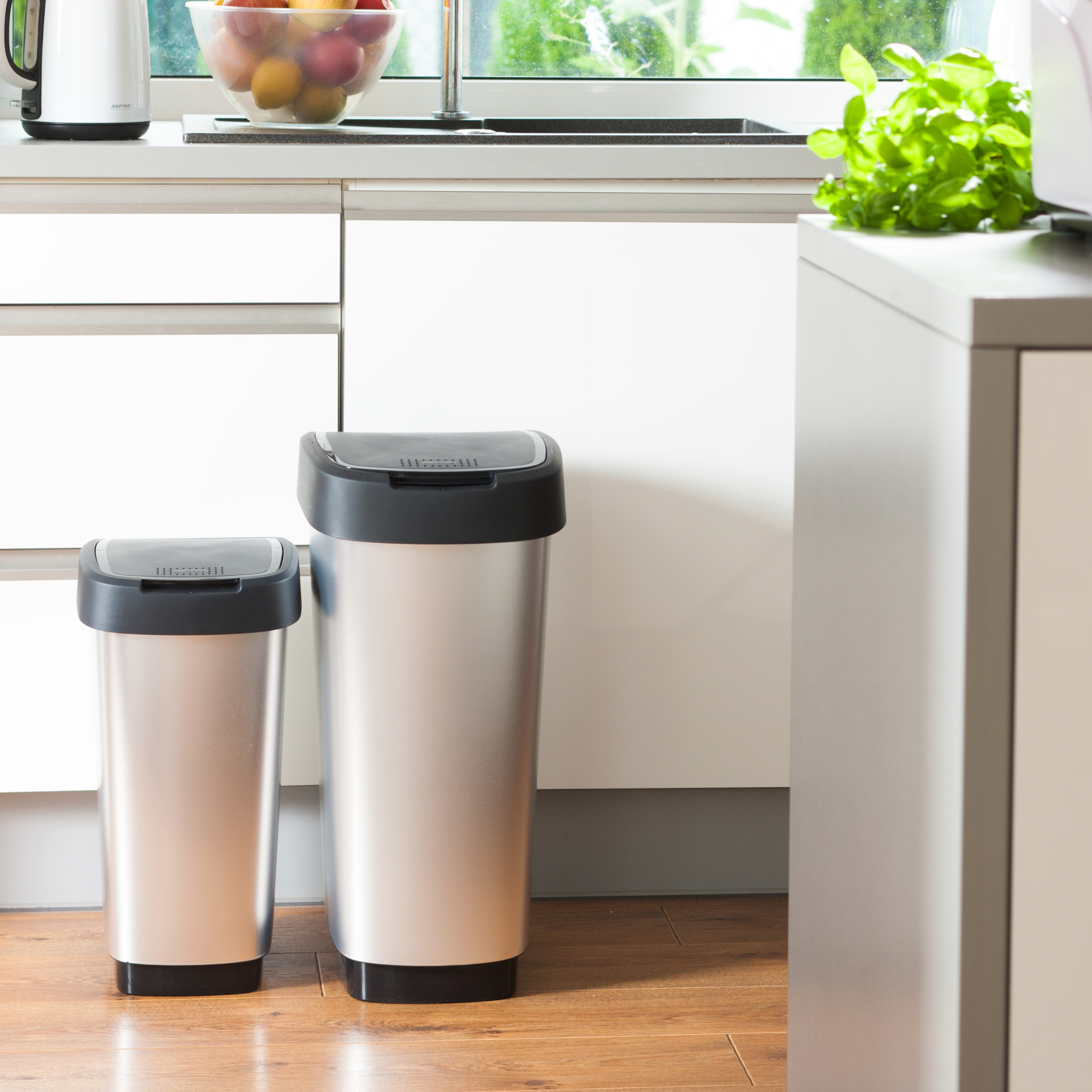 Rotho Twist IML pojemnik na odpady 50 l Swing srebrny metalizowany 1167710264