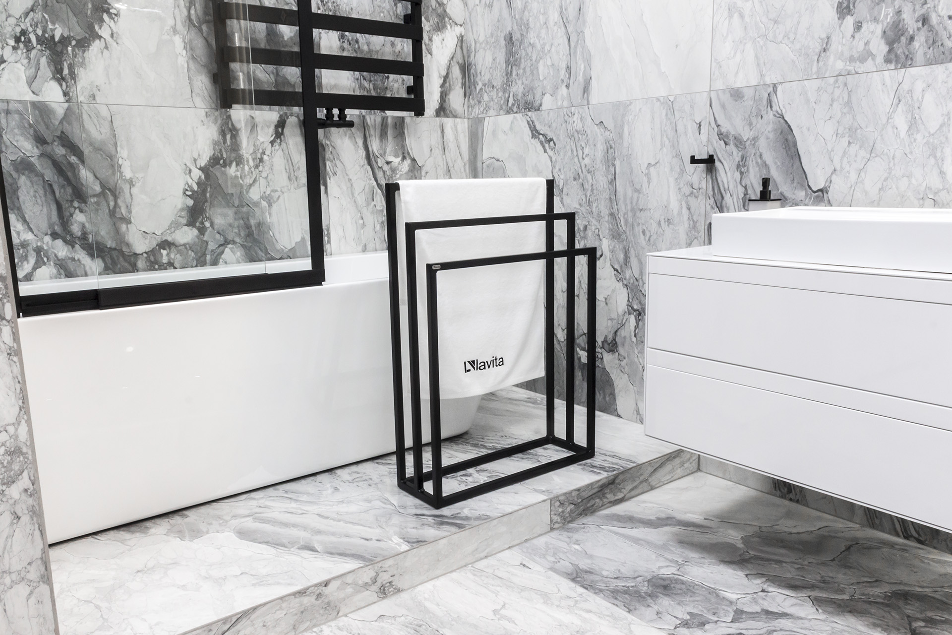 LaVita Halmahera wieszak na ręcznik 85x60 cm stojący czarny mat - Wysyłka w 24h