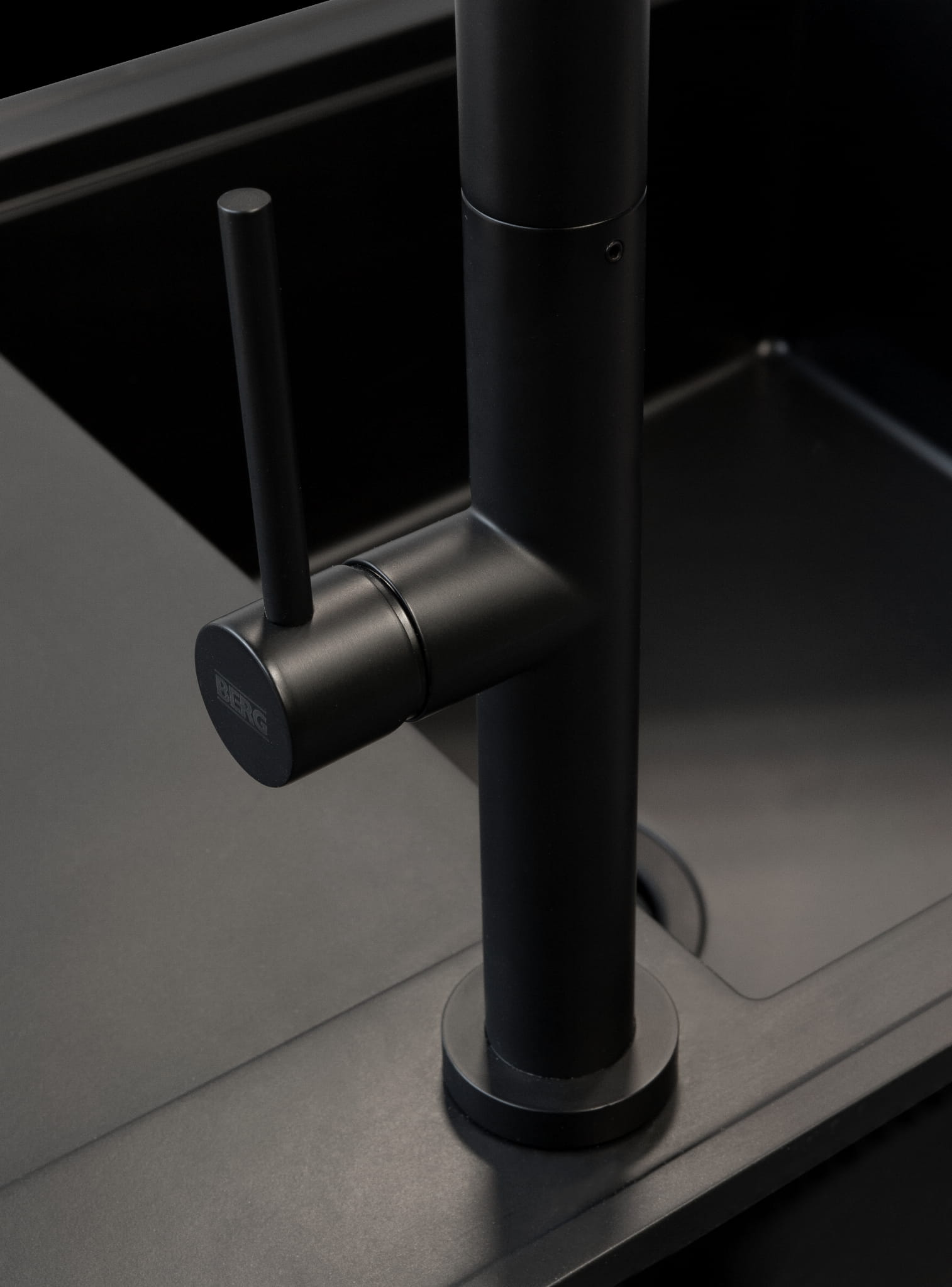Berg Slim bateria kuchenna stojąca z wyciąganą wylewką czarny mat S130336PH