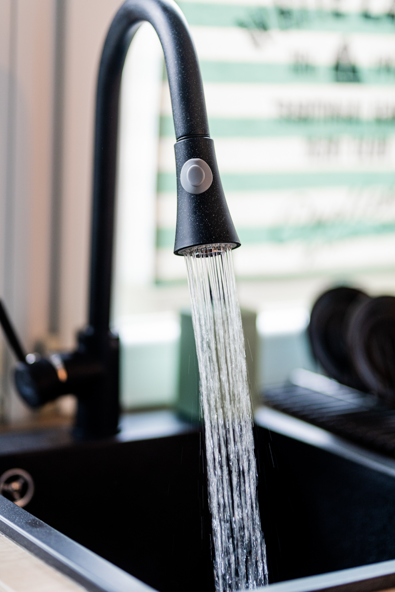 Laveo Daru bateria kuchenna stojąca z wyciąganą wylewką czarna BLD769D