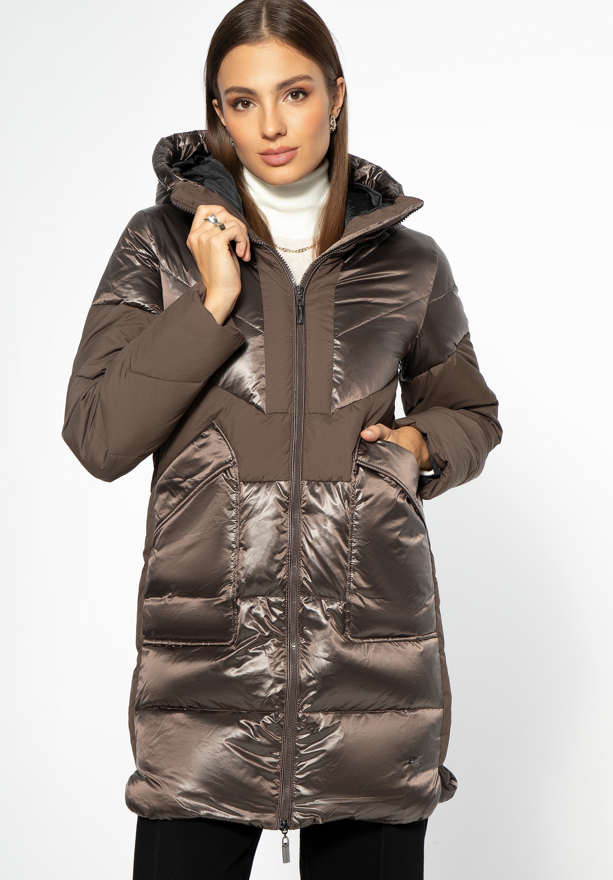 Damski płaszcz puchowy z łączonych materiałów z kapturem beżowy