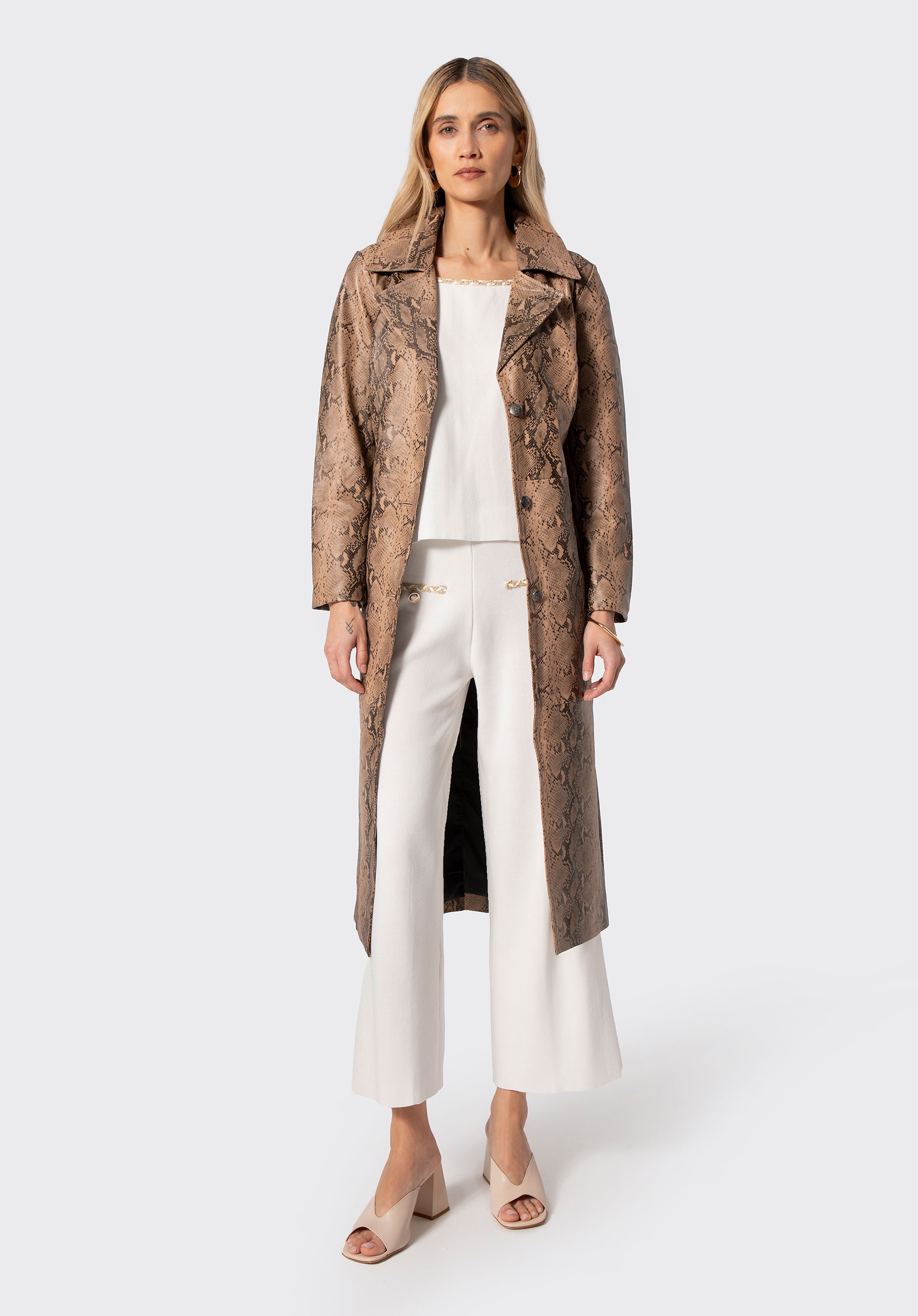 Damski płaszcz ze skóry w zwierzęcy wzór beżowy