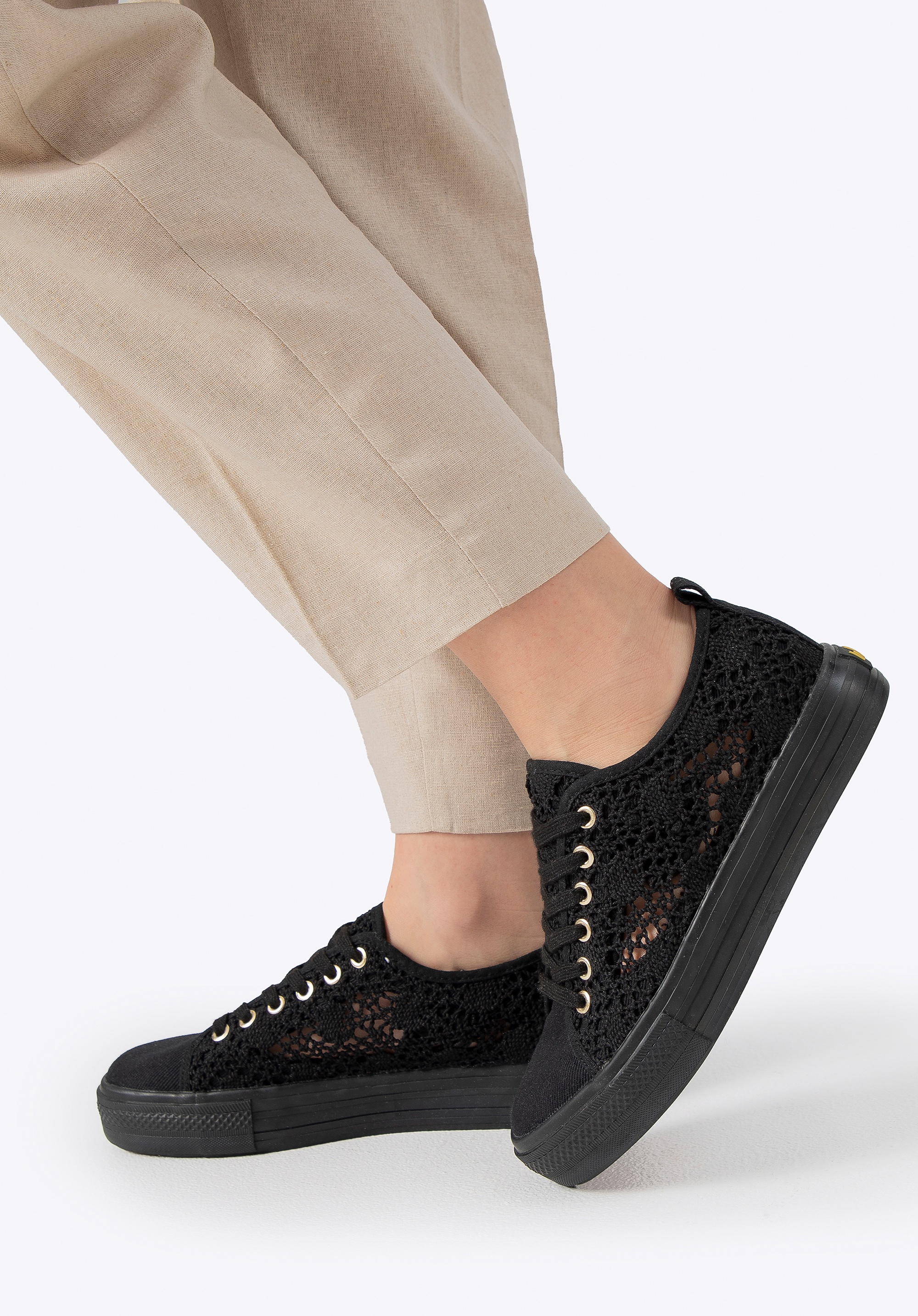 Damskie sneakersy ażurowe czarne