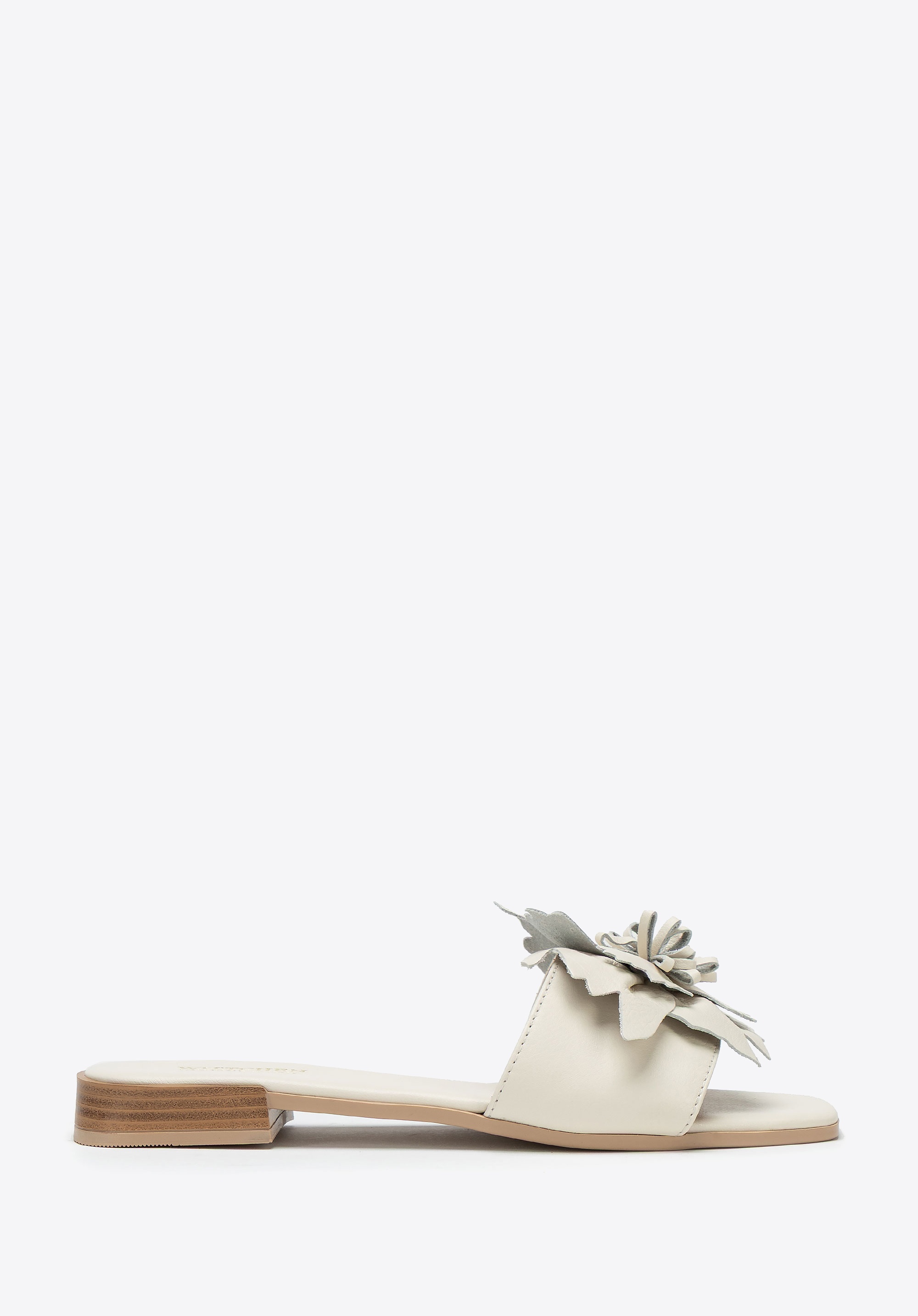 Damskie klapki ze skóry w dekoracyjne kwiaty kremowe