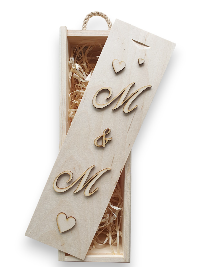 Skrzynka, pudełko drewniane na wino z wełną i inicjałami Pary Młodej