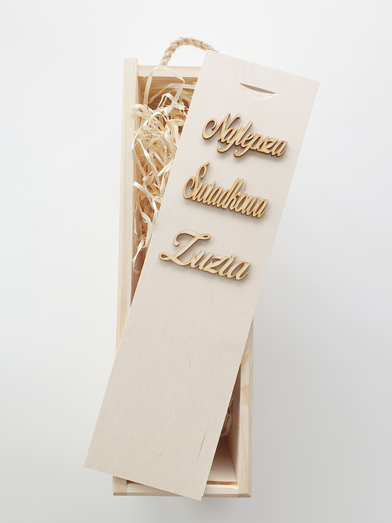 Skrzynka, pudełko drewniane na wino z wełną i napisem Najlepsza Świadkowa imię.