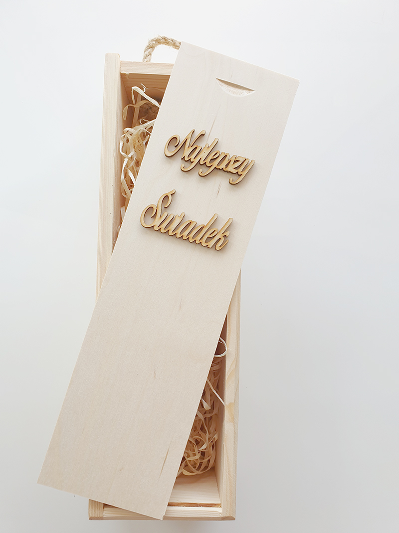 Skrzynka, pudełko drewniane na wino z wełną i napisem Najlepszy Świadek