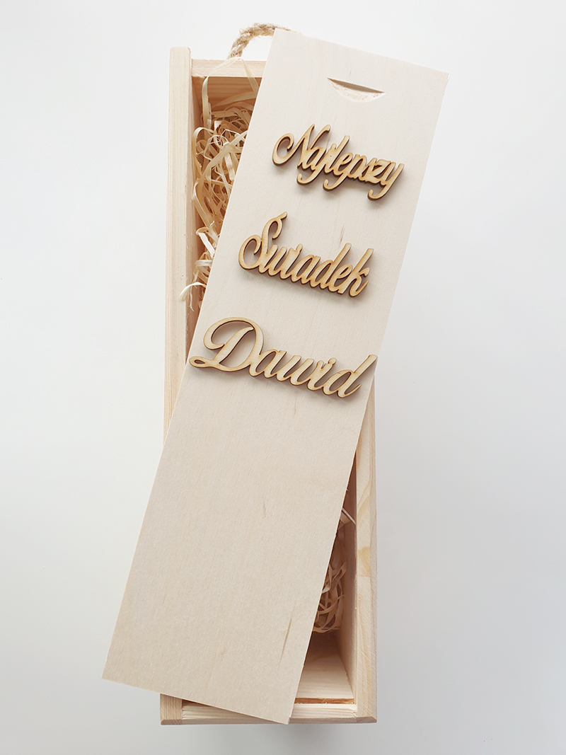 Skrzynka, pudełko drewniane na wino z wełną i napisem Najlepszy Świadek imię.