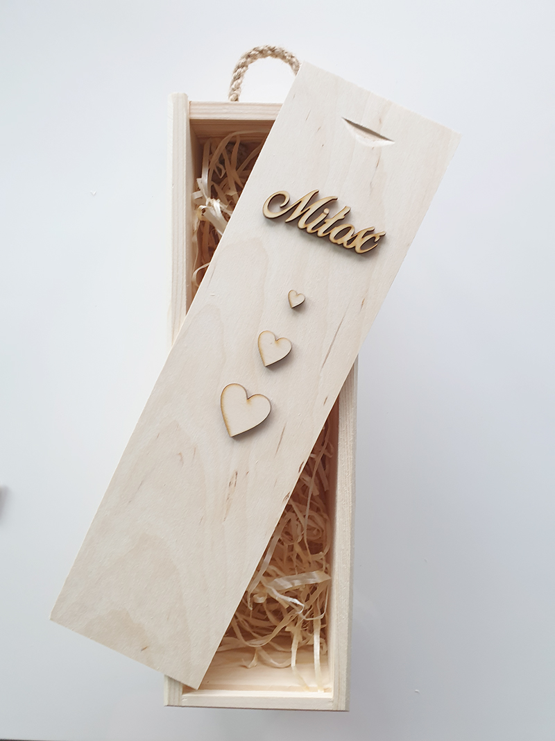 Skrzynka, pudełko drewniane na wino z wełną i napisem Miłość