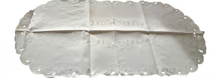 Ozdobny obrus POLA rozmiar 60x120cm Kolor: biały