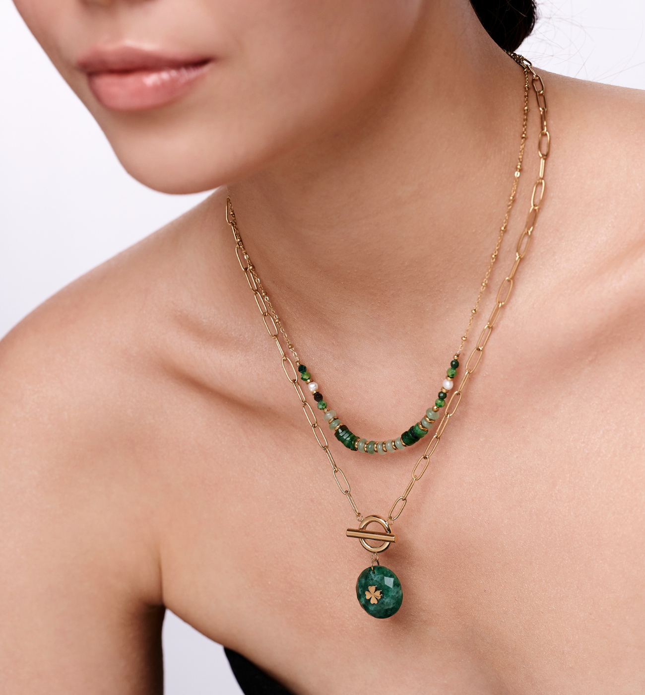 Zestaw złotych naszyjników z zielonymi kamieniami i zawieszką z koniczyną ZN0117 - By Dziubeka