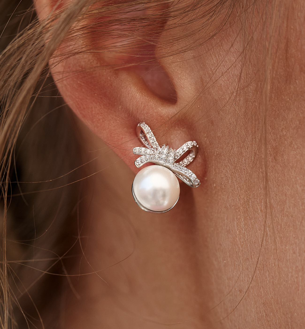 Kolczyki srebrne z perłą i kokardką Arcs KPE0097