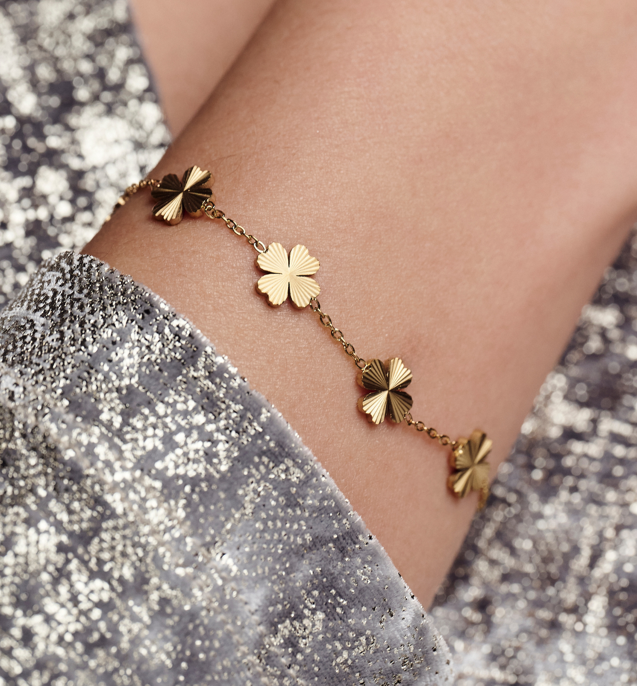 Bransoletka z motywem koniczyny złota BEA0071