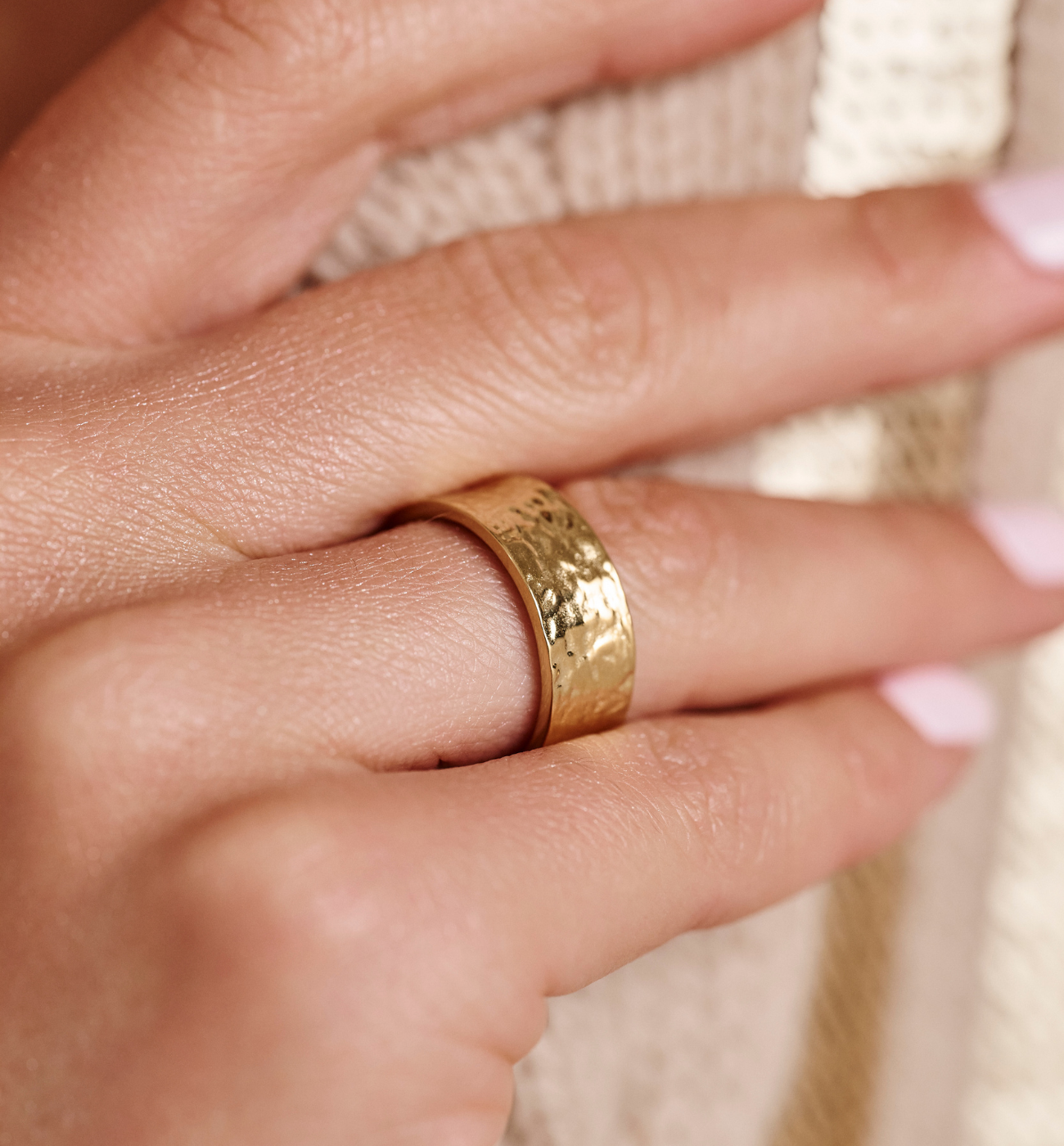 Pierścionek w kolorze złota z młotkowaną fakturą - By Dziubeka