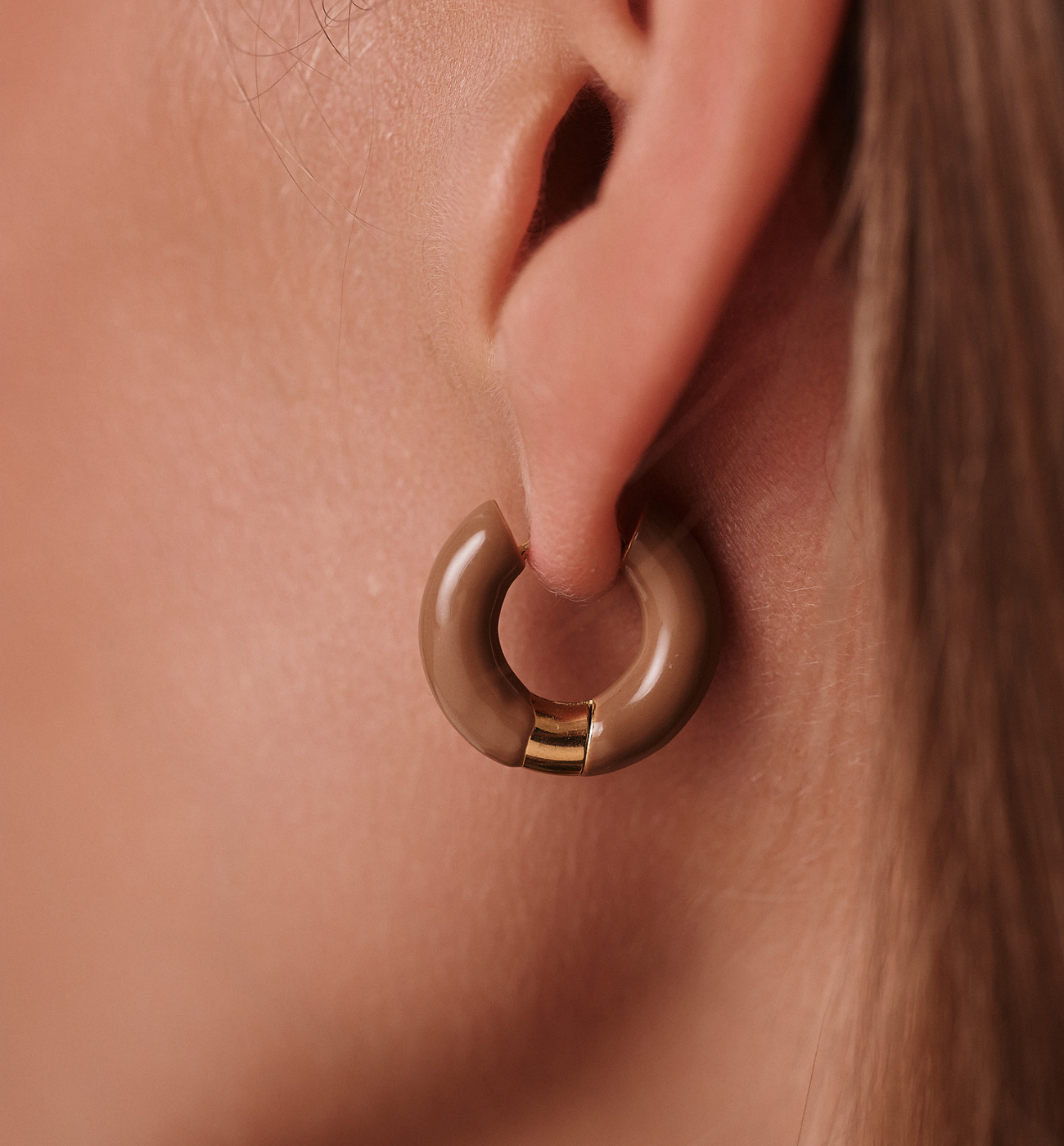 Kolczyk koła emaliowane Mocha Mousse - By Dziubeka