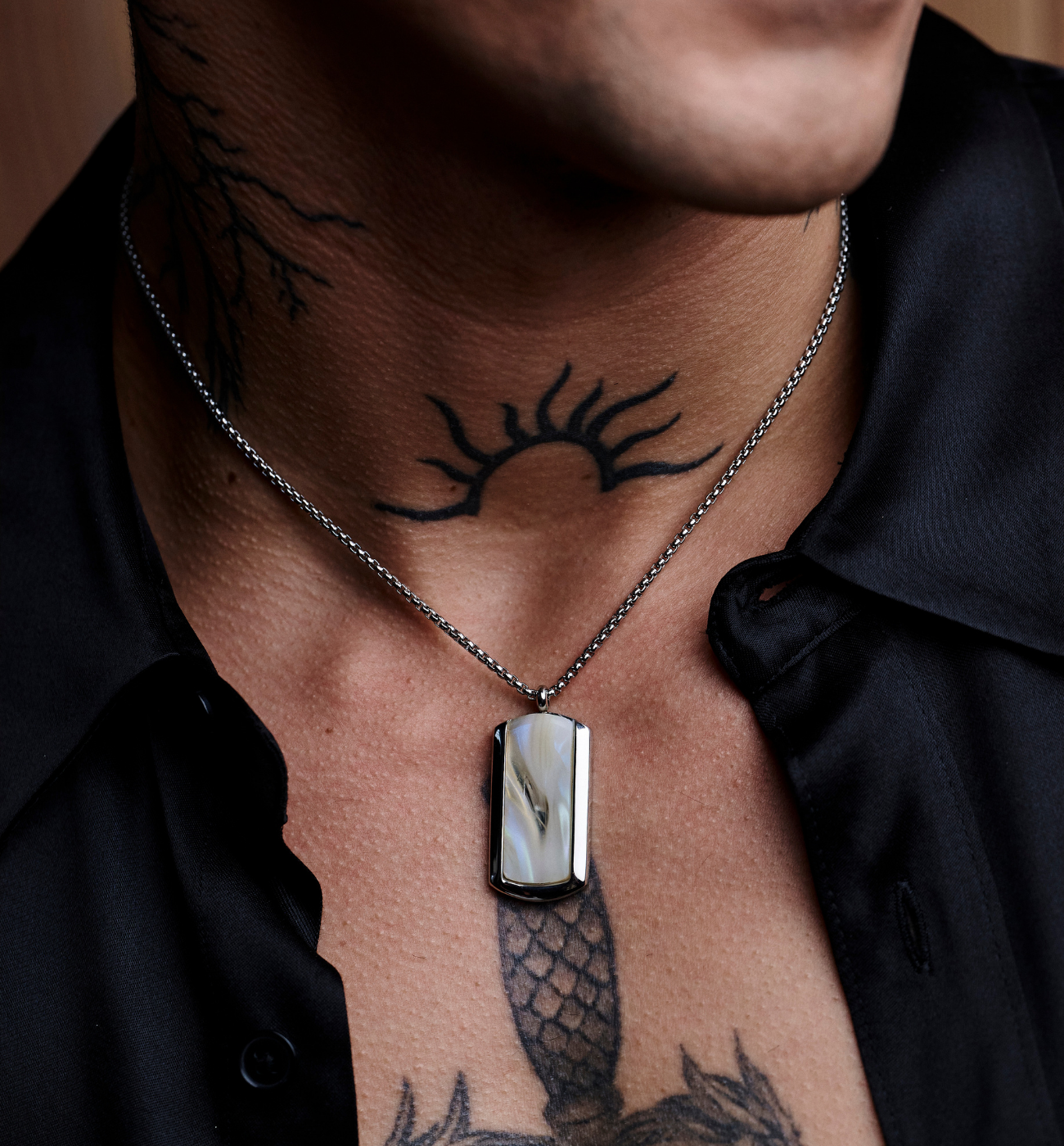 Naszyjnik męski z beżową zawieszką NMITC0097