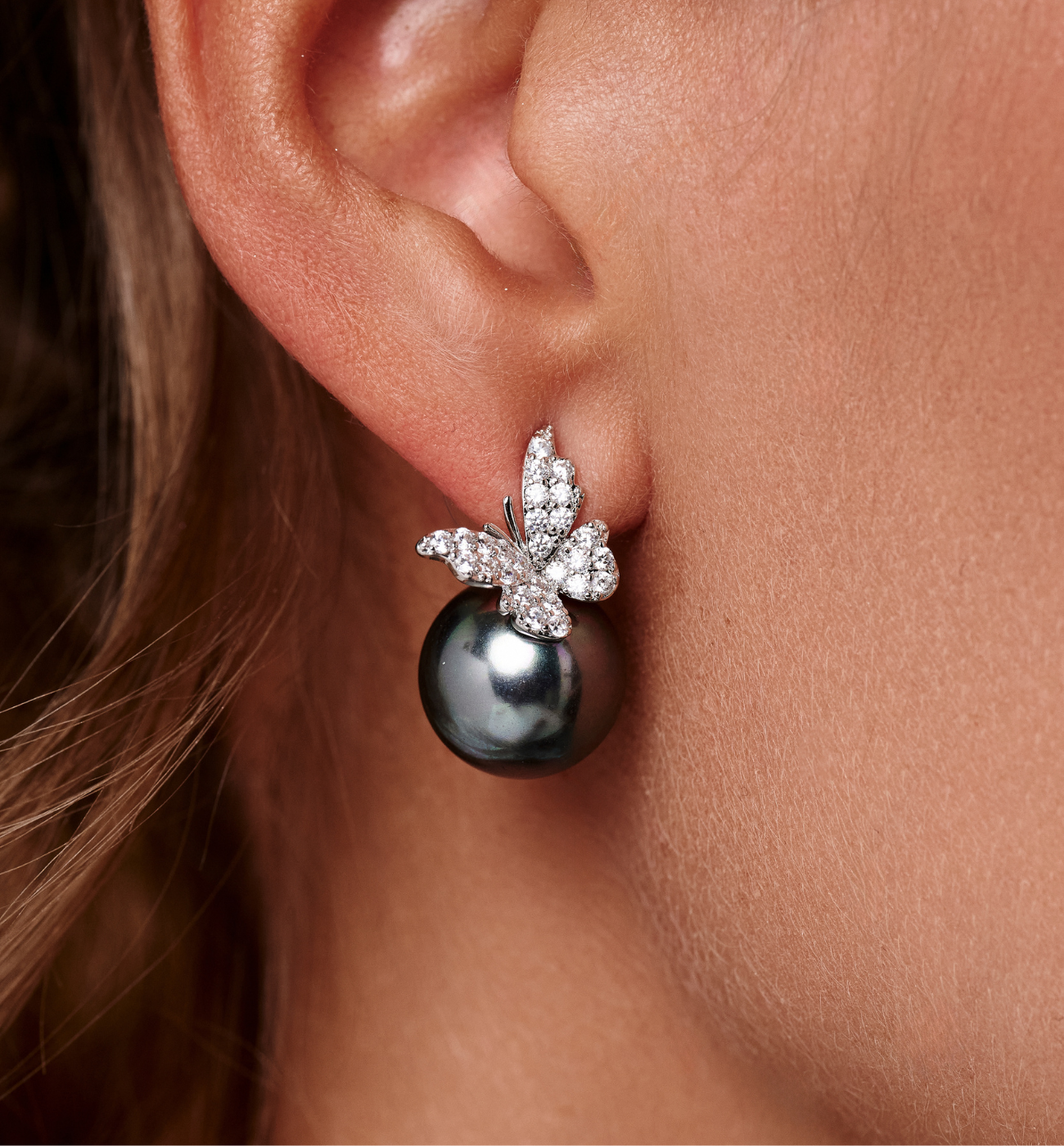 Kolczyki srebrne z motylem i ciemną perłą - By Dziubeka