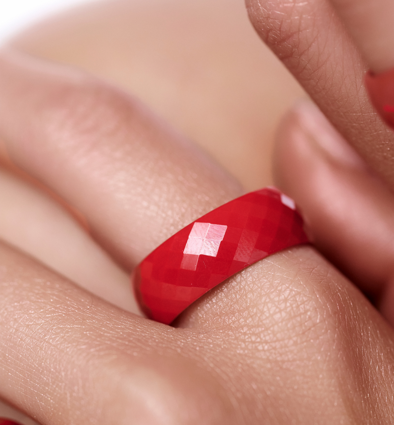 Obrączka z ceramiki czerwona fasetowana Feminine PFE0067 - By Dziubeka