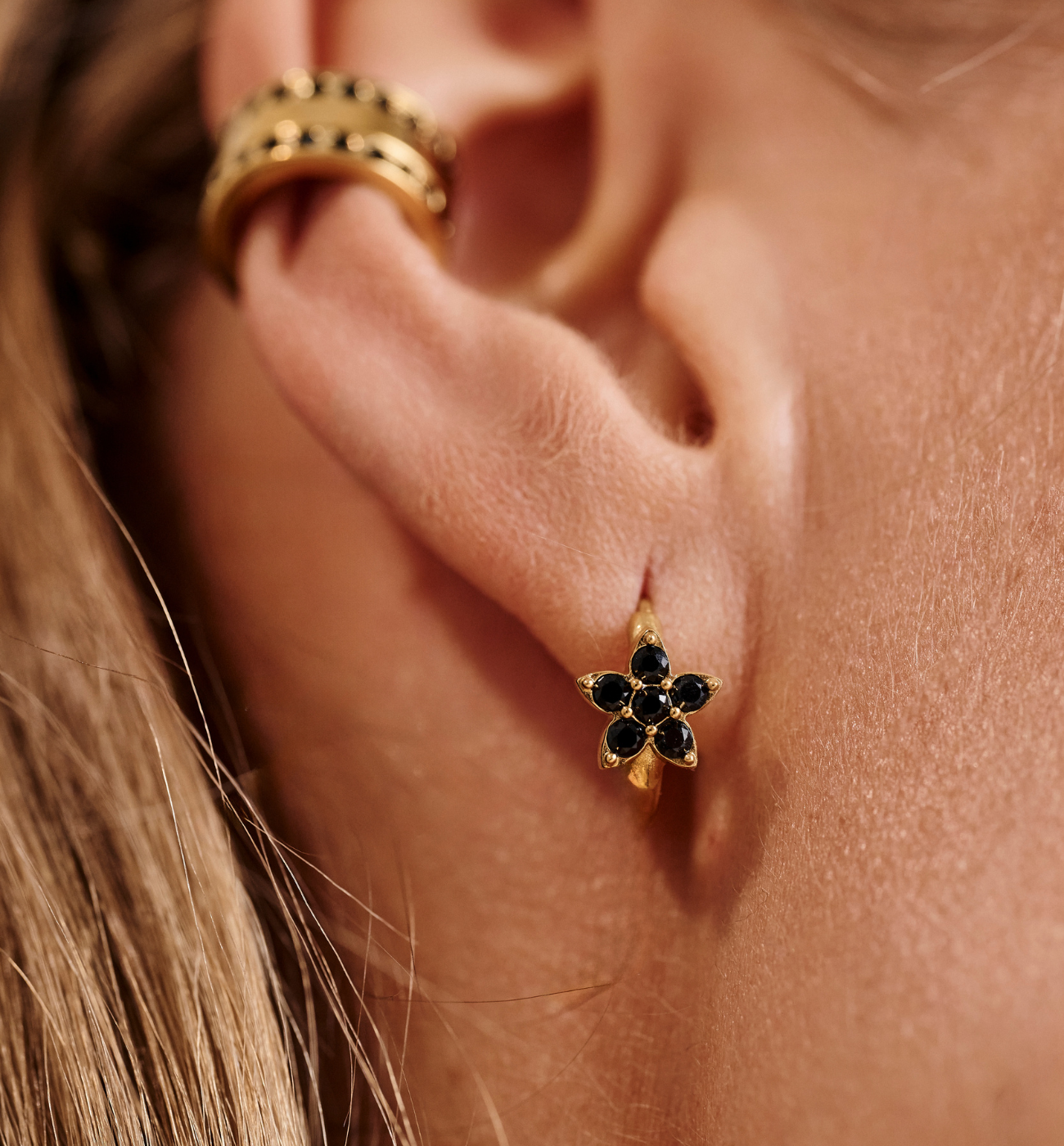 Kolczyki koła z czarnym kwiatuszkiem – złocone - By Dziubeka