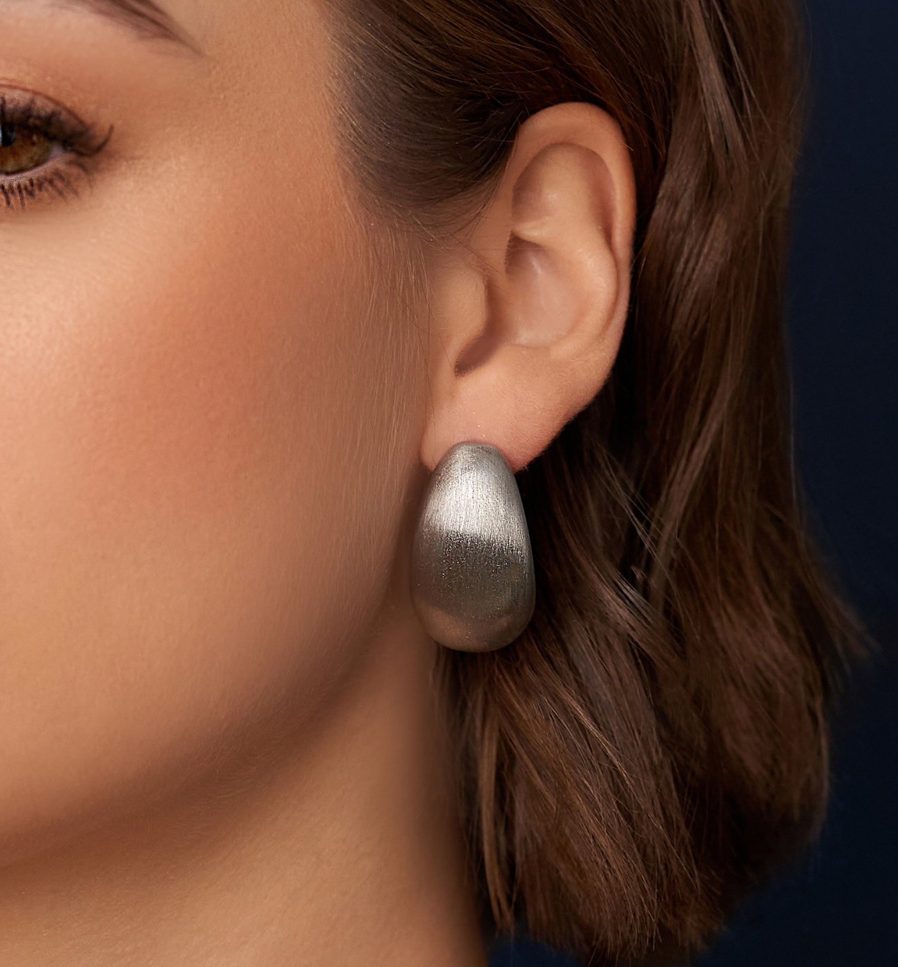 Kolczyki owalne srebrne satynowe Famaillá KRG0983