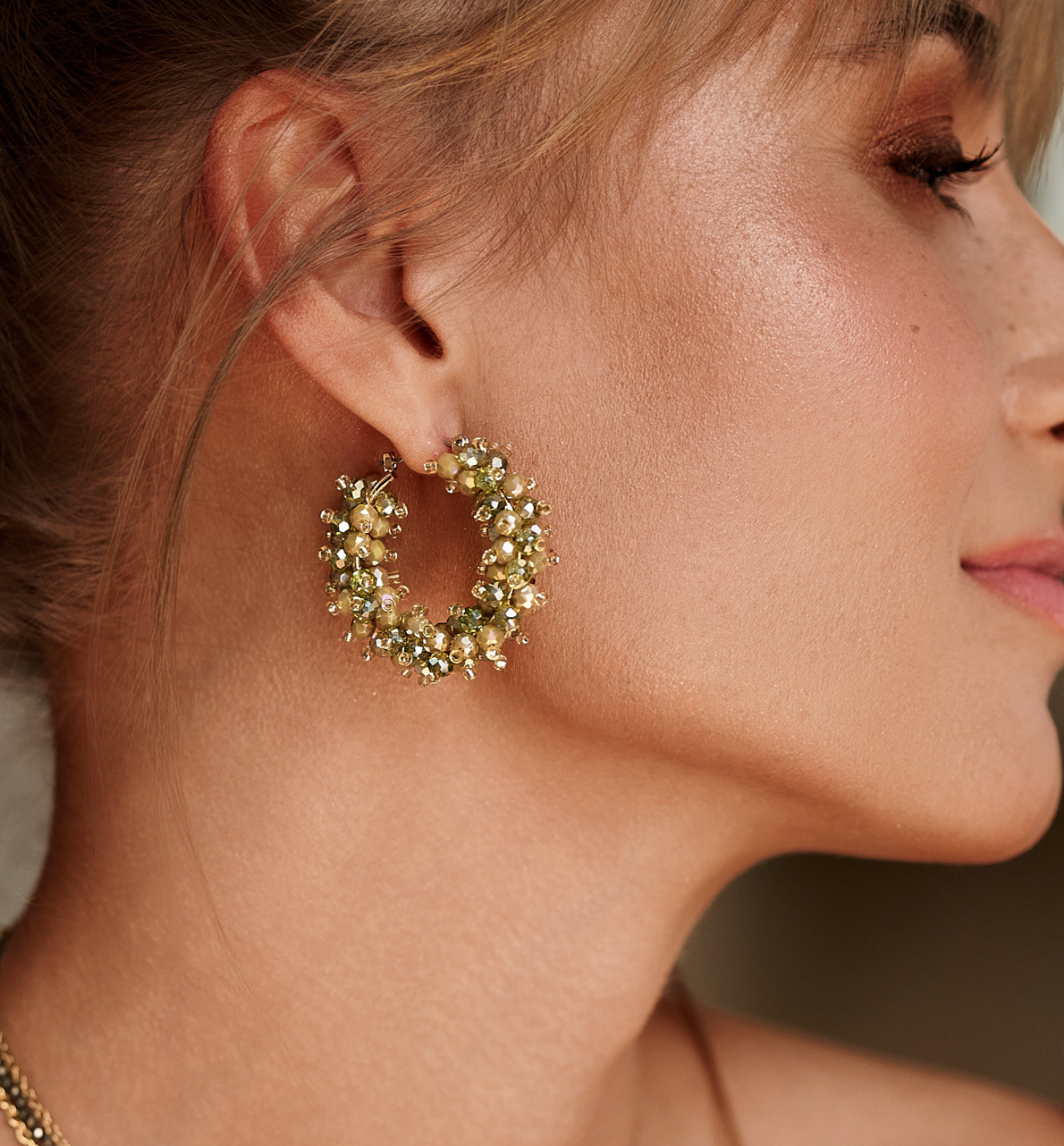 Kolczyki okrągłe z zielonymi kryształkami KWE0318