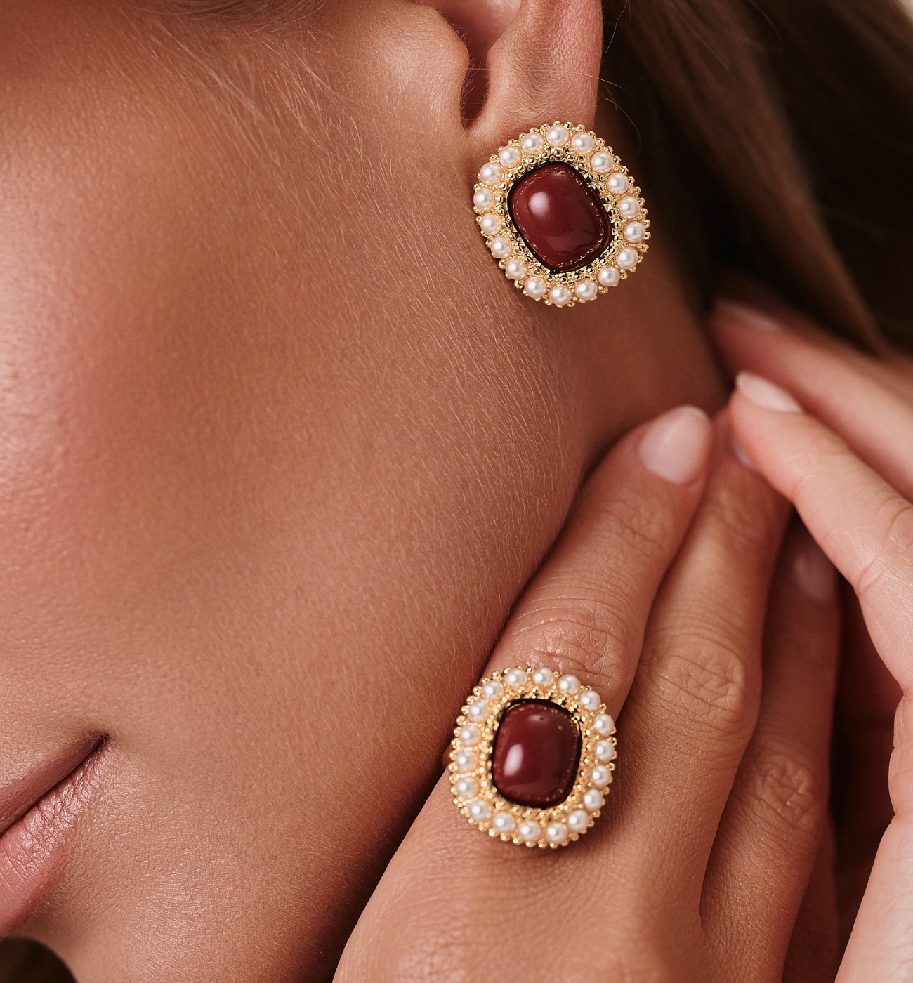 Klipsy z bordowym kamieniem i perełkami - By Dziubeka