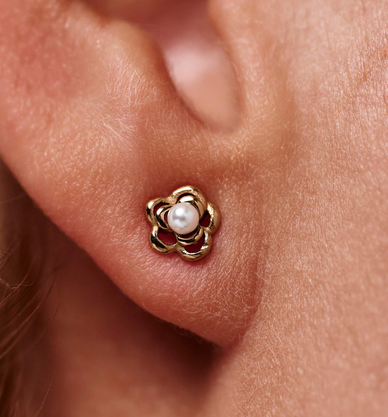 Kolczyki w kształcie kwiatka z perełką KSY0553 - By Dziubeka