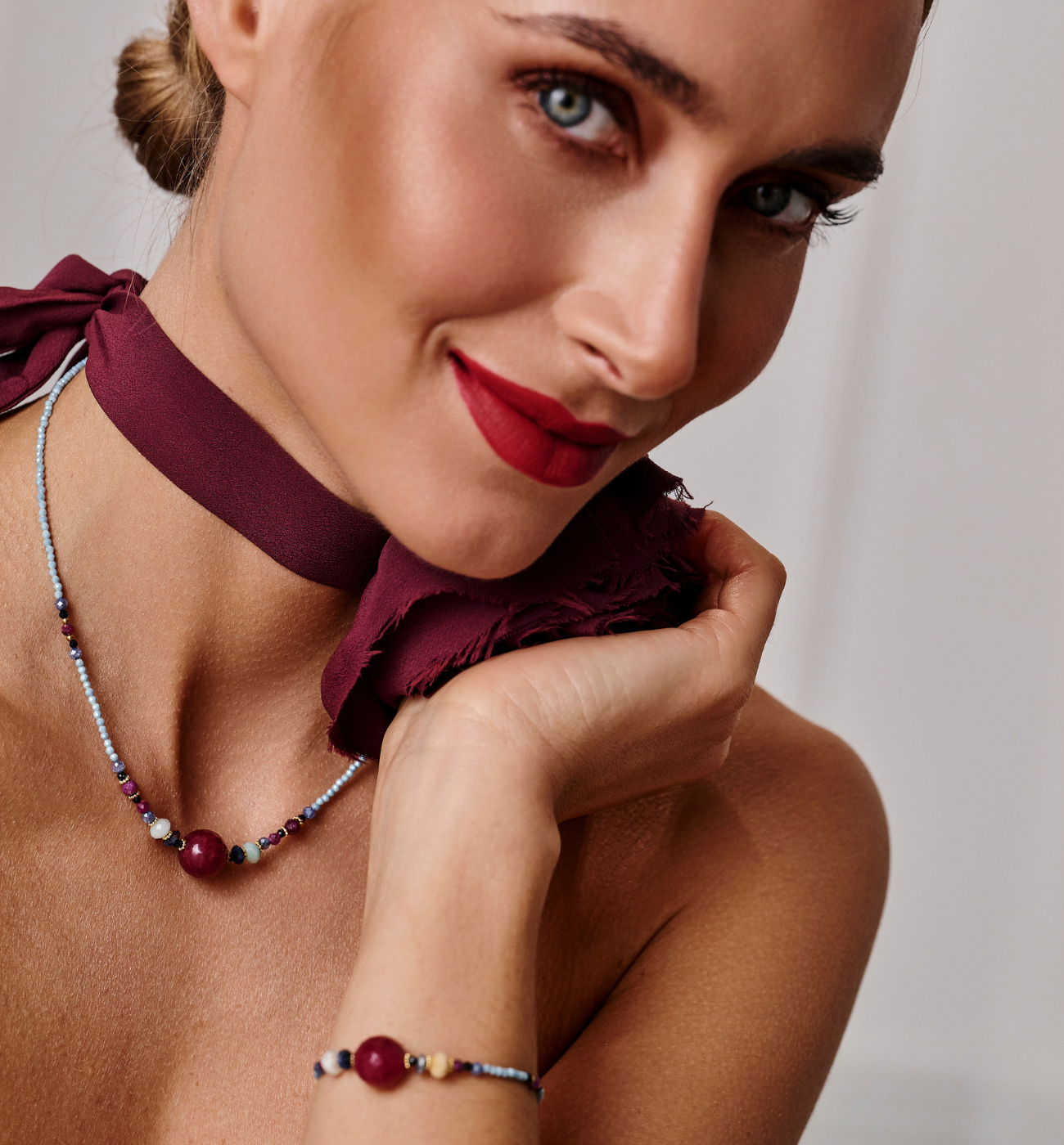 Zestaw z bordowym akcentem – naszyjnik i bransoletka z kamieni naturalnych ZN0123