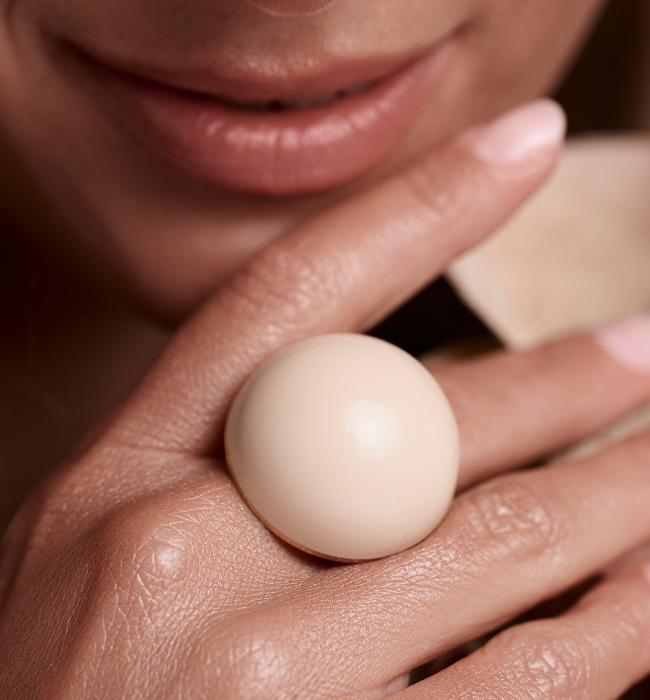 Pierścionek z kremową emalią w złotej oprawie PSA1206