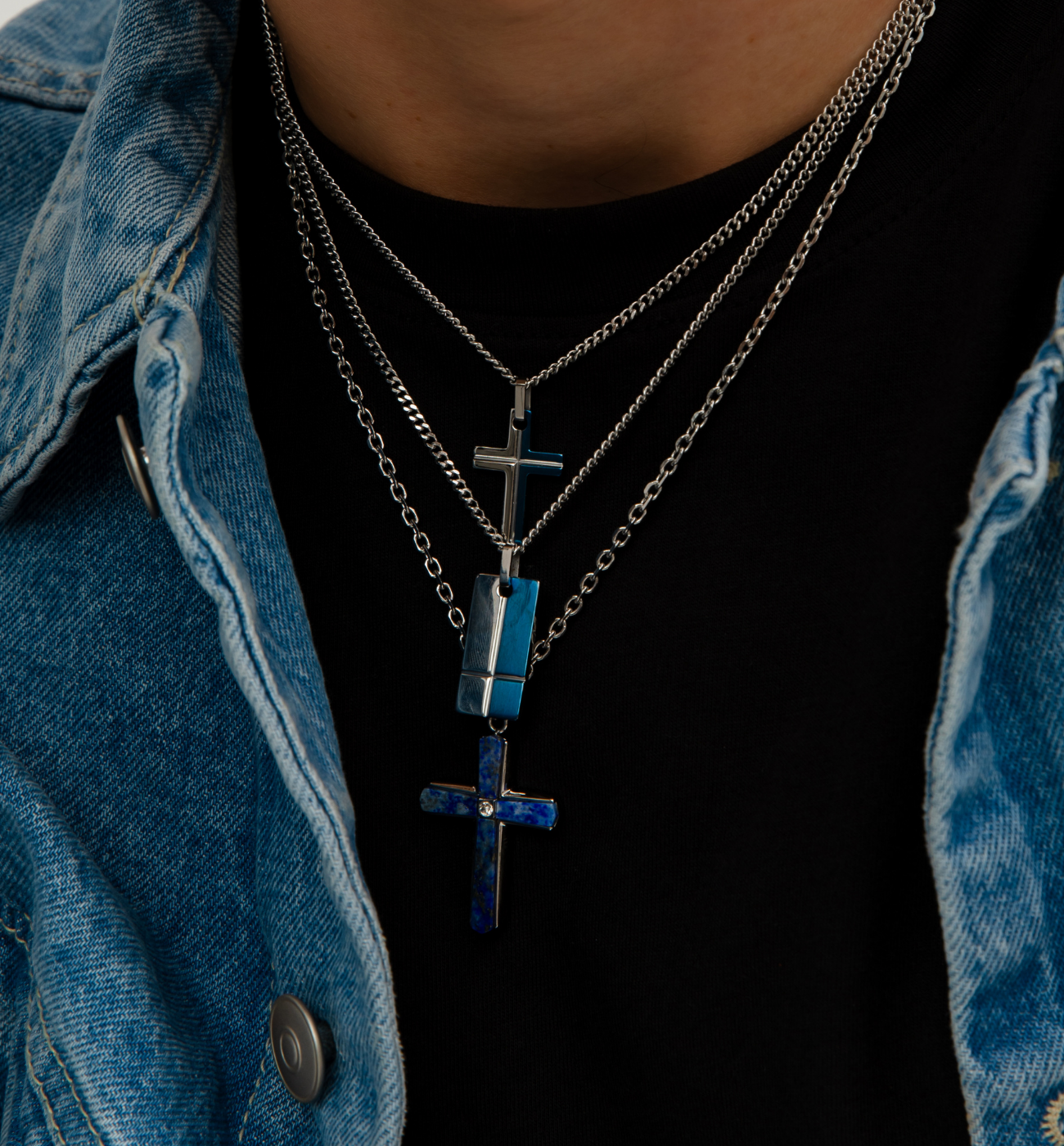 Naszyjnik męski z krzyżykiem srebrno niebieski NMITC0231