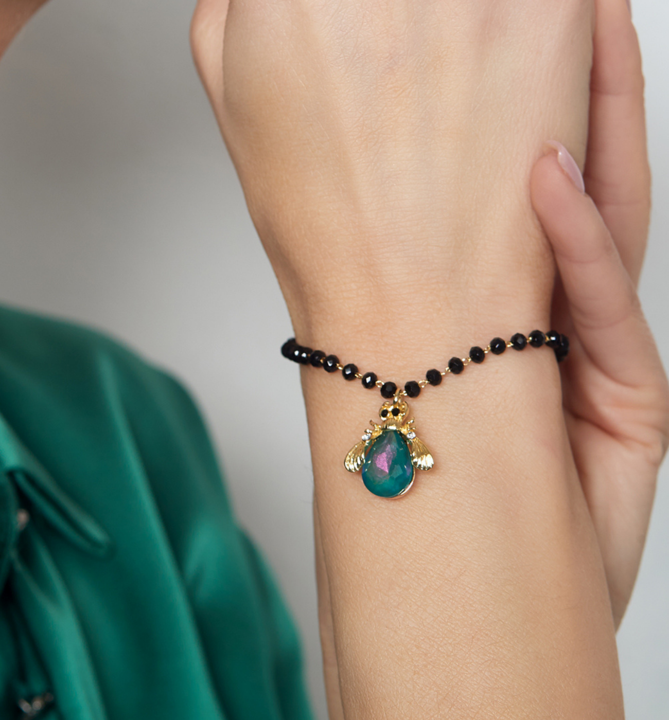 Bransoletka z ciemnym opalizującym owadem i kryształkami Tina BMI0107